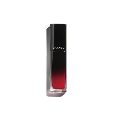 LA BARRA DE LABIOS LÍQUIDA BRILLANTE DE LARGA DURACIÓN